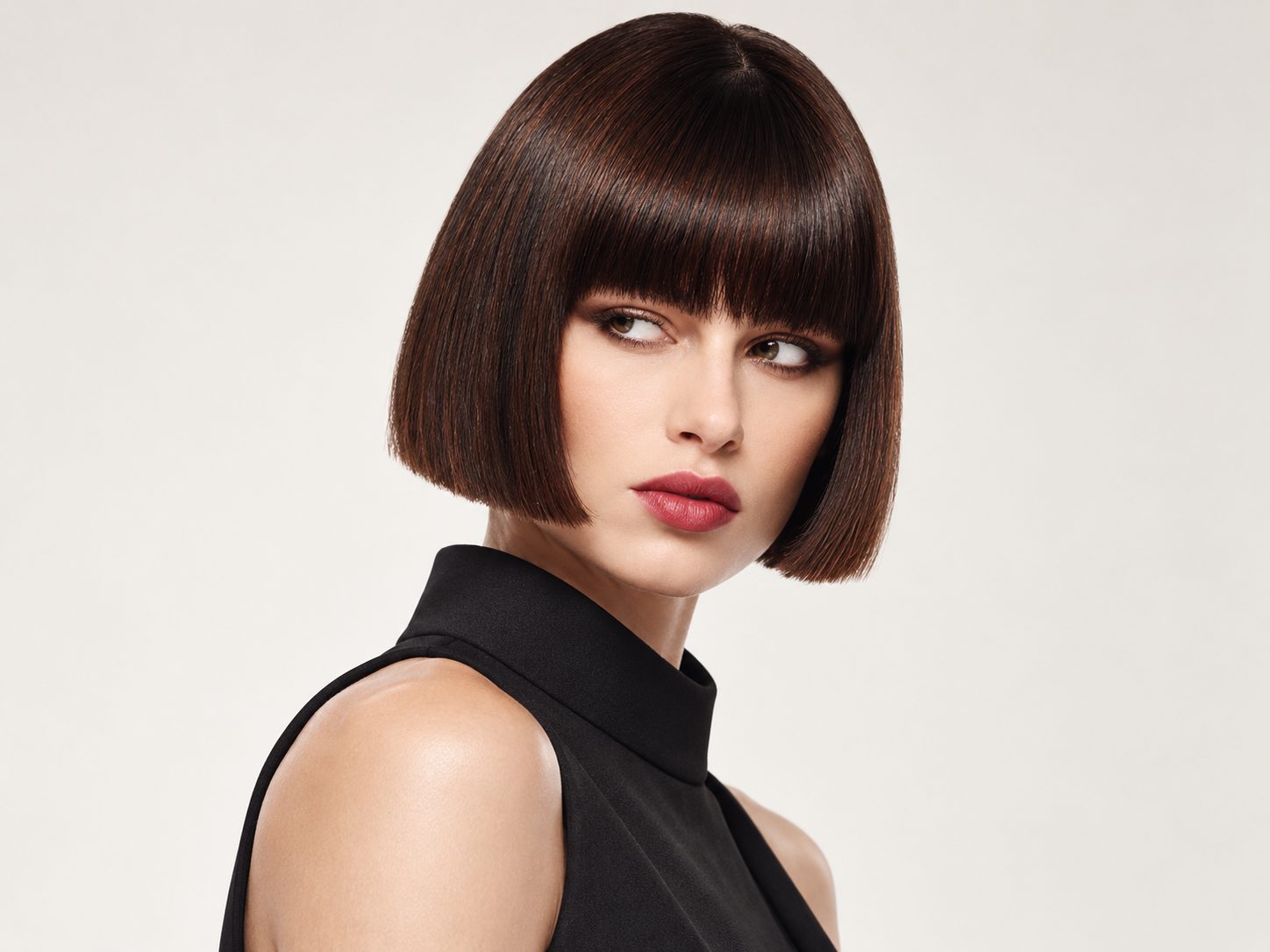 Geometrický brunette bob jako vlasový trend podzimu a zimy 2026/27