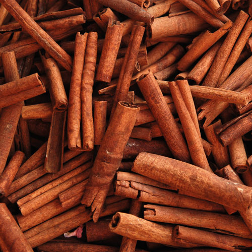 Skořice (cinnamomum zeylanicum) | Antiseptický, antimikrobiální, antioxidační. Zlepšuje cirkulaci krve ve vlasové pokožce a obnovuje buňky.