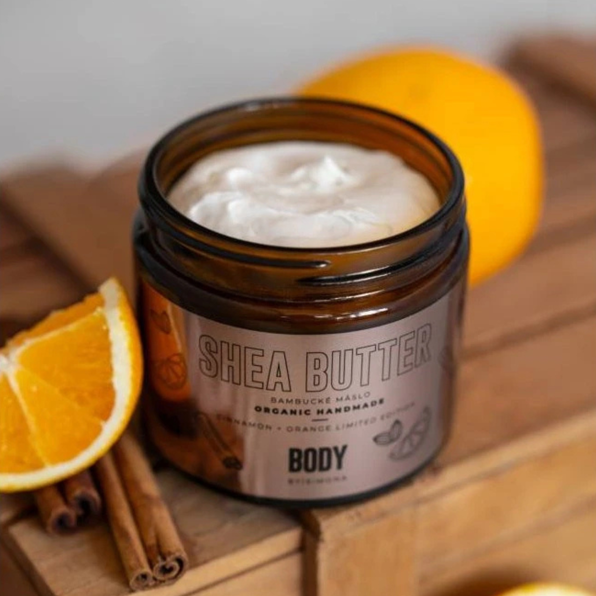 Body by Simona Cinnamon & Orange bambucké máslo pro regeneraci a ochranu 250 ml
